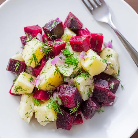Kartoffel- und Rote-Bete-Salat mit Dill: Erdige Süße, frische Kräuter, leicht säuerliches Dressing.