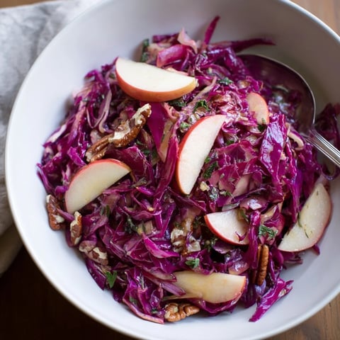 Vibranter Warm Red Cabbage Salad mit Äpfeln, Zwiebeln und aromatischem Dressing.  