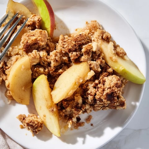 Zarte Äpfel und Zimtkruste, frisch gebacken, serviert mit Vanilleeis.