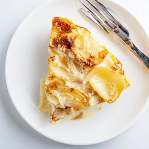 Cremiger Kartoffel- und Käsegratin mit knusprigen Rändern und herzhaftem Aroma.